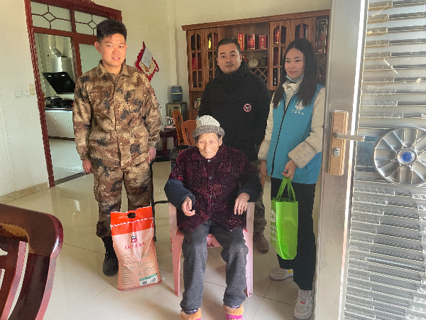 慰问五保户.jpg