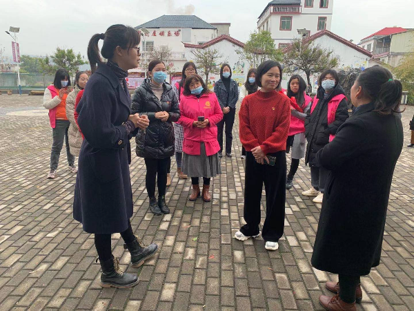 古市镇组织全体镇村妇女干部赴大余县新城镇参观学习