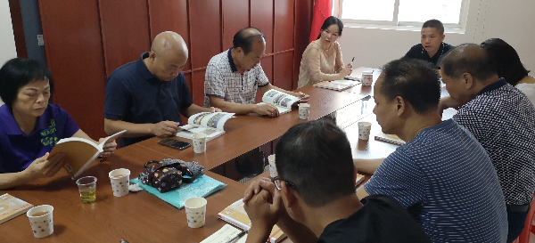 史志办组织离退休干部学习南雄革命史.jpg