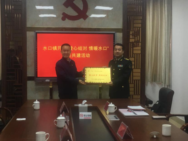 活动过程中,火箭军部队士兵们还为水口百姓进行了义诊,理发.