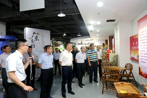 韶关组织部部长华旭初调研我市抓党建促脱贫攻坚工作