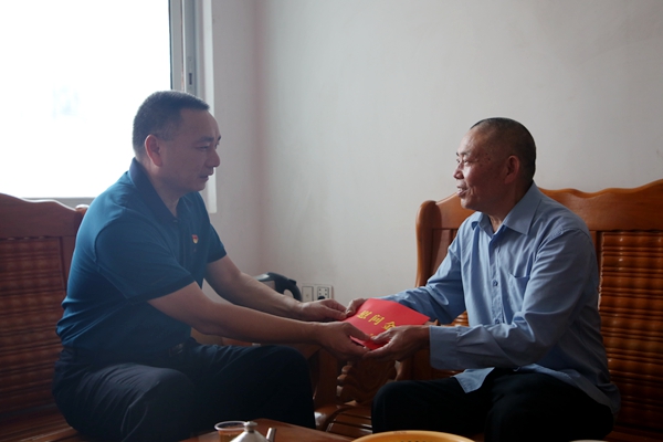 市委常委,市委办主任曾文辉走访慰问生活困难党员和老党员