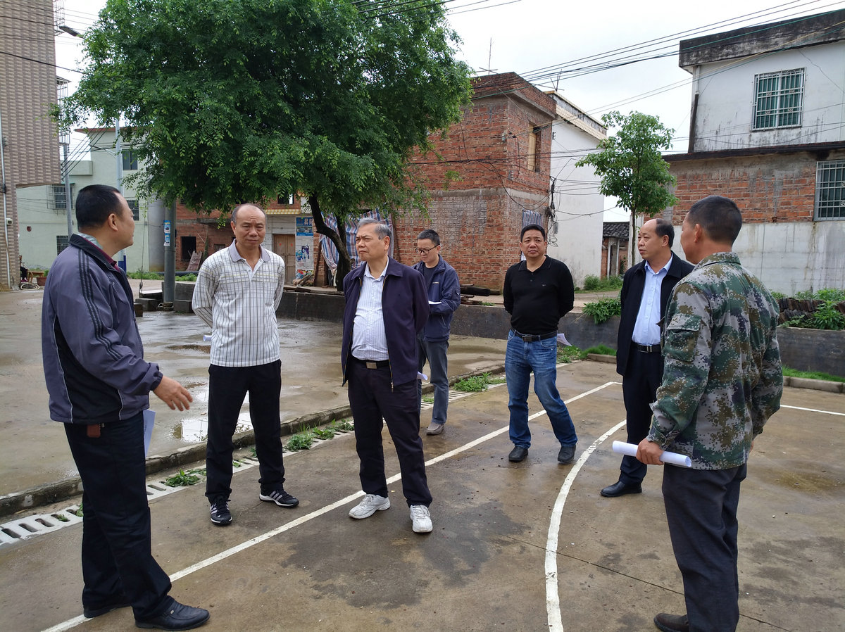 南雄市政协主席何人平,副主席肖梅山,秘书长朱定球及相关镇,市直有关