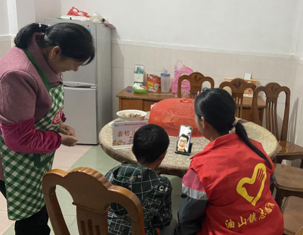 油山镇:小手机 递大爱 - 南雄市人民政府公众信息网