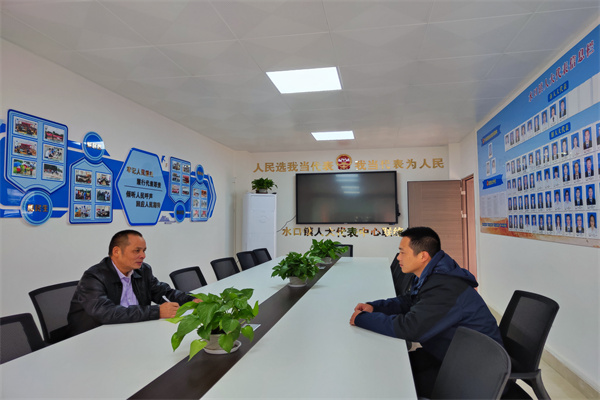 图1:水口镇人大代表在联络站接访.jpg