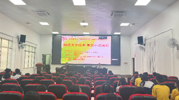 1南雄市举办“绿书签”之名家进校园活动.jpg