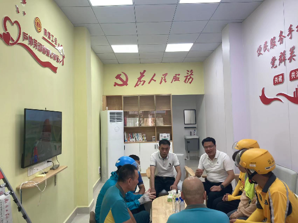 市领导林军、田文斌与快递、外卖小哥代表亲切座谈.jpg
