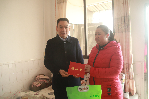 陆石辉在困难职工黄红英家中慰问.JPG
