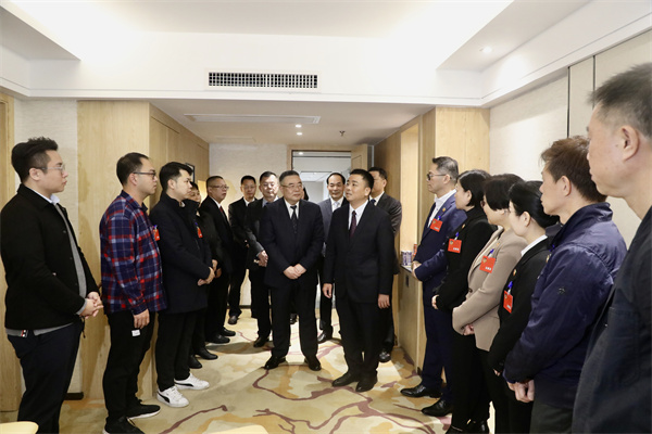 2月1日市委书记、市长柯建忠,市政协主席刘光浩来到委员驻地,看望政协委员.jpg