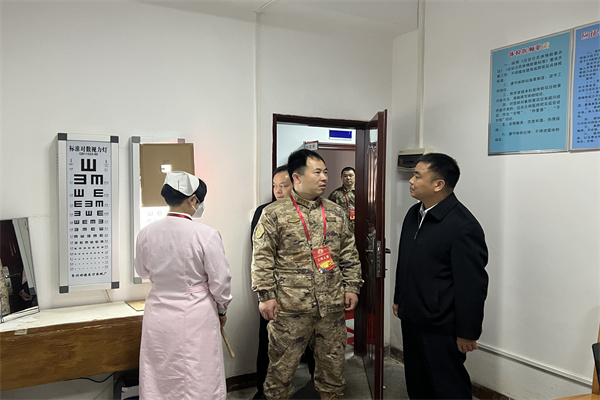 2月1日市委书记、市长、市征兵工作领导小组组长柯建忠带队到市人民医院检查指导征兵体检工作.jpg