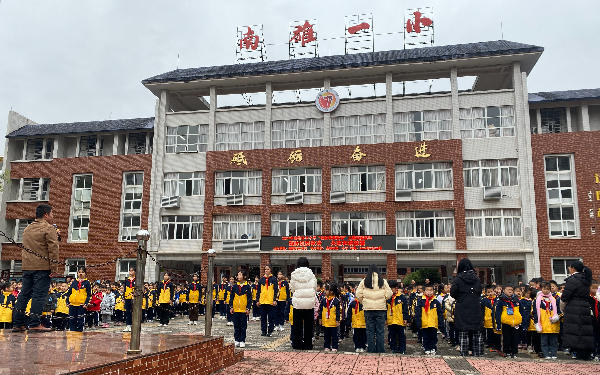 升旗仪式进行防欺凌知识宣传.jpg