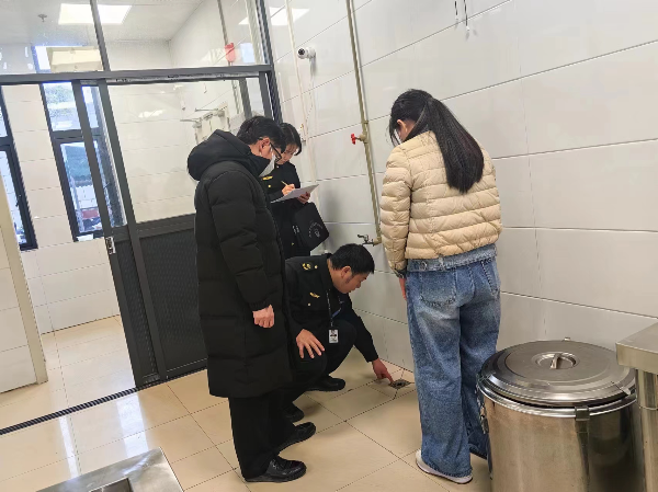 执法人员检查地漏情况.jpg