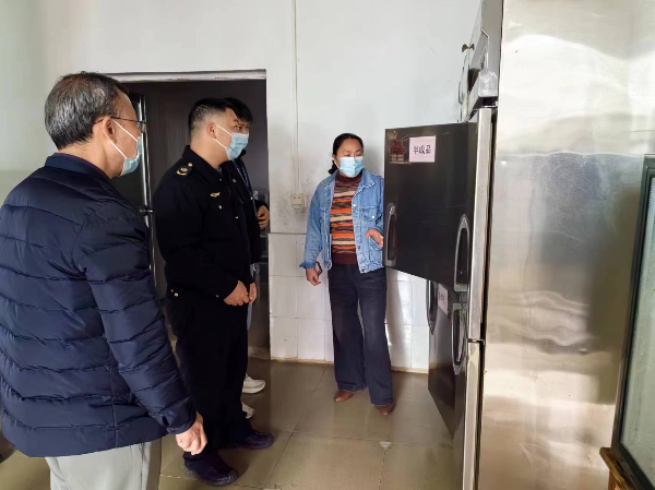 在珠玑中学食堂开展检查.jpg