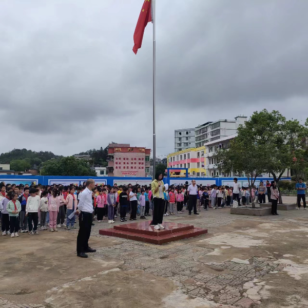 学生代表九(1)班蔡夏雨同学宣读《防溺水倡议书》.jpg