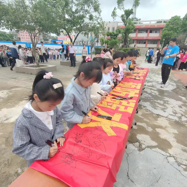 学生代表在“珍爱生命 预防溺水”宣传横幅上签名.jpg