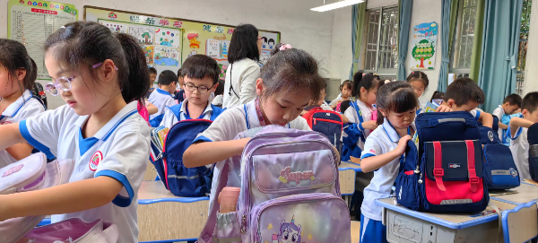 一年级整理书包大比拼.jpg