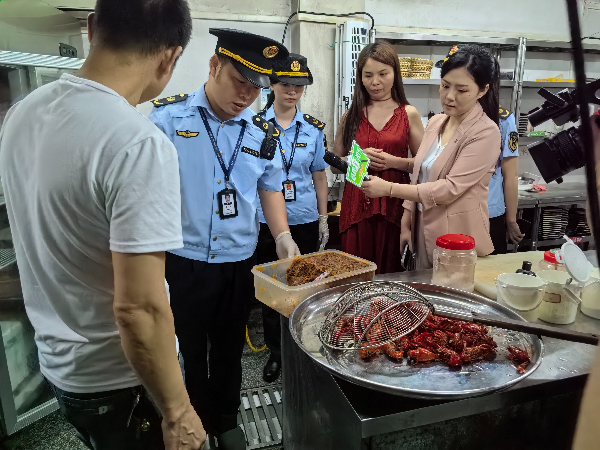 检查自制火锅底料.jpg
