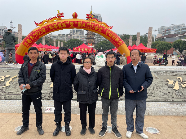 驻主田镇城门村第一书记朱兴全带着4名脱贫户到招聘现场求职.jpg