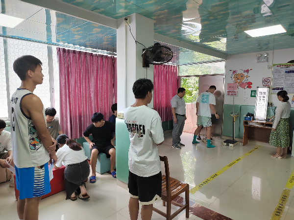 应征青年进行视力检查.jpg