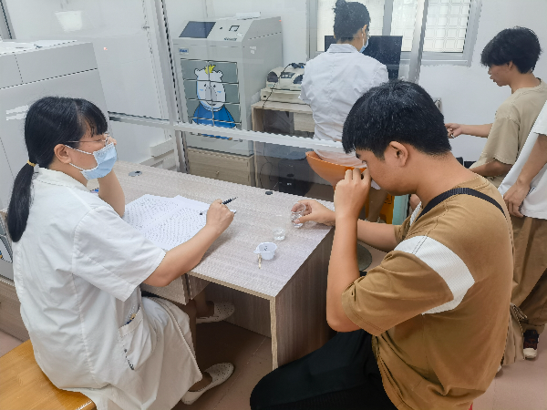 应征青年进行嗅觉检查.jpg