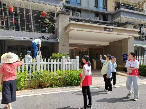 雄东社区应急联防队调处碧桂园小区物业和业主之间的矛盾01.jpg
