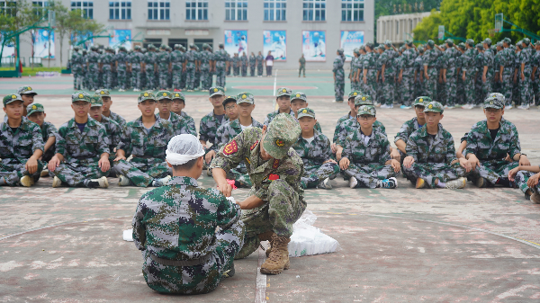 1组织学生军训.jpg