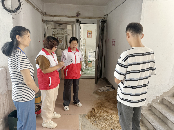 图5:新城西社区“马大姐”调解室调解员上户调解居民因房屋装修引发的矛盾纠纷.jpg