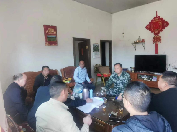人大代表与镇征地组到农户家中协商征地补偿问题.png