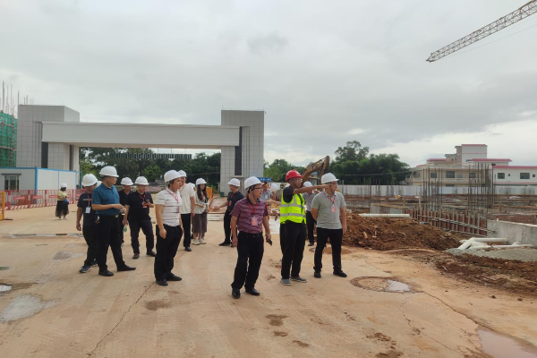 人大代表到南雄市中等职业学校建设现场了解施工进度和质量.png