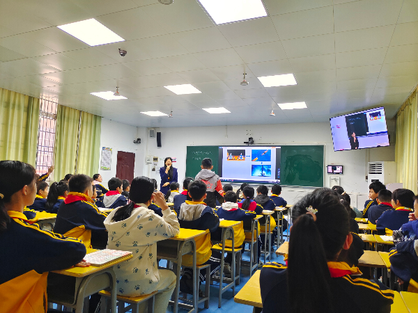 2024年11月25日南雄市第一小学崇信楼录播室胡敏老师导读课.jpg