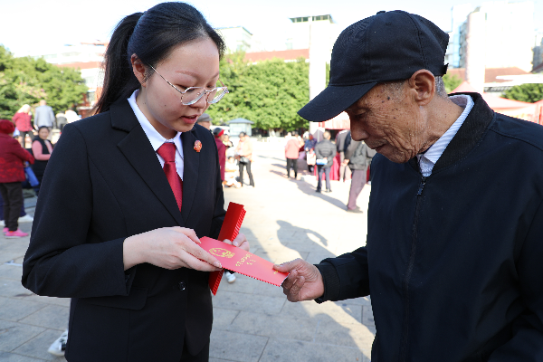 南雄法院开展2024年“宪法宣传周”法治宣传活动现场2.JPG