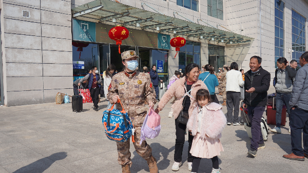 为携带物资多的旅客提供帮助 (2).JPG