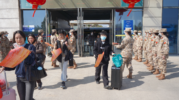 向适龄青年发放征兵宣传资料.JPG