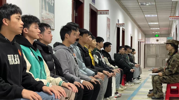 2应征青年有序候检.jpg