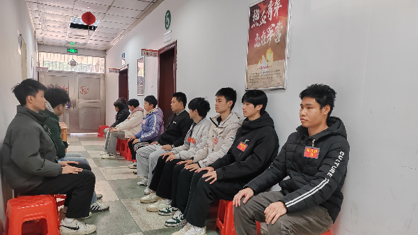 退役士兵 邱智亮（右一）参加2025年上半年征兵体检.jpg