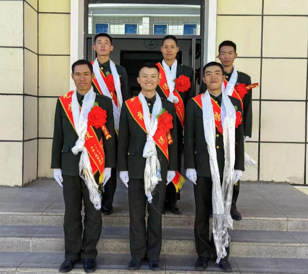 邱智亮（前排左一）与战友退役留念照片.jpg