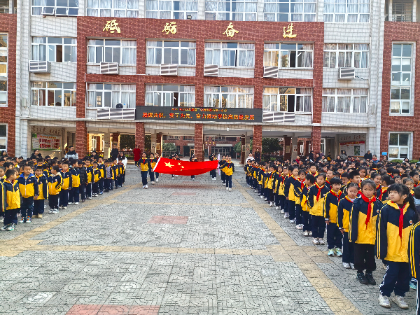 南雄市第一小学开学典礼相片.jpg