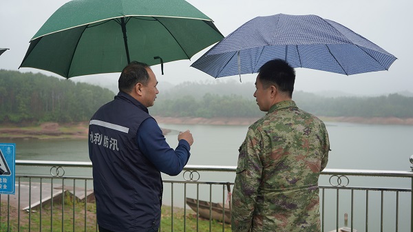 在珠玑镇乌坭水库进行现场勘察.jpg