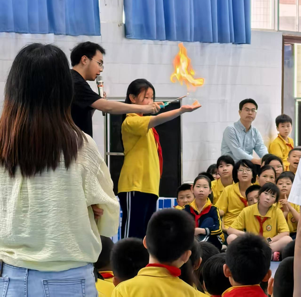 2025年5月9日学生参与“科学魔法秀”的活动.jpg