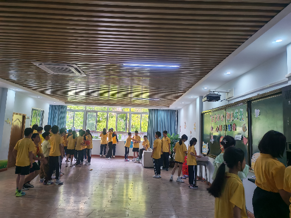 学生有序地进行活动.jpg