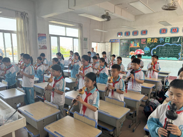 学生齐吹葫芦丝照片.png
