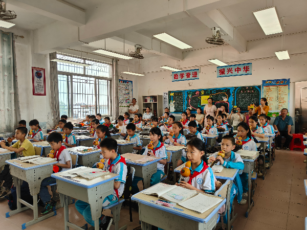 学生齐吹葫芦丝.jpg