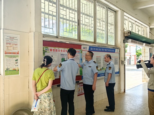 检查食堂公示栏.jpg