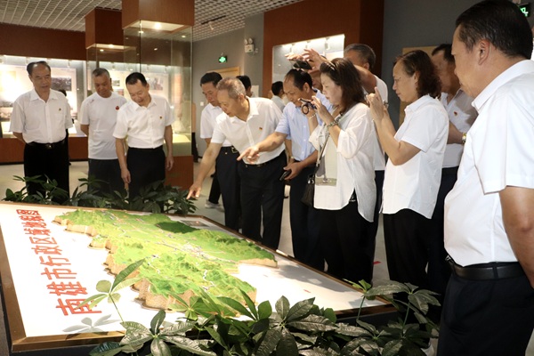 老干支部书记市档案馆参观《南雄近代史展》.jpg