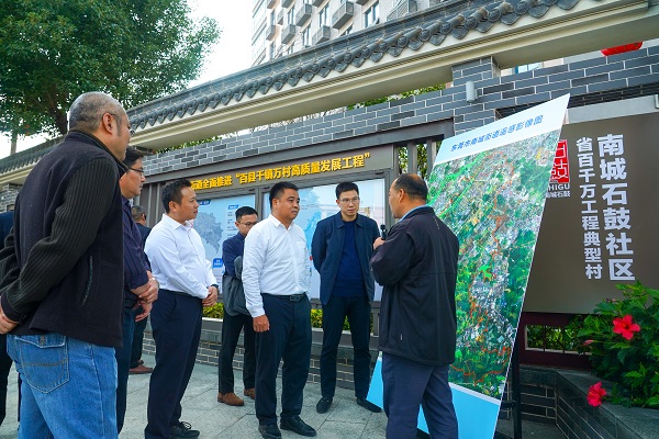 南雄市委书记柯建忠（右三）带队赴东莞市南城街道开展对口帮扶协作交流。.jpg