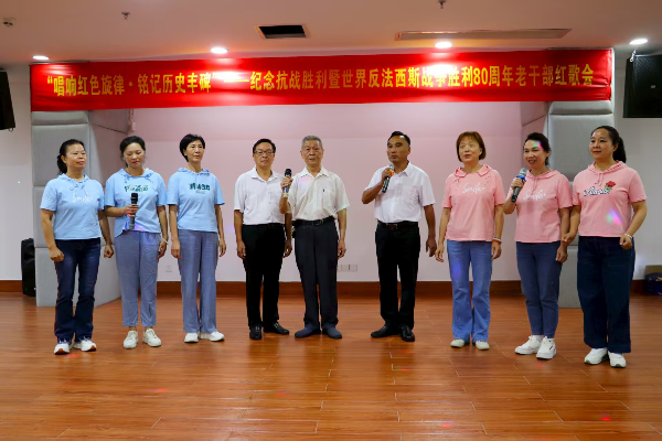 老干部在红歌会上唱《游击队之歌》.png