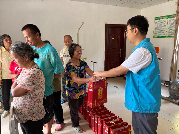 社工为老人送上月饼.jpg