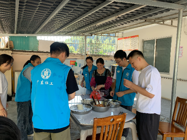 社工们一起包饺子.jpg