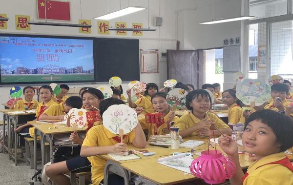 图为南雄市第一小学开展“我们的节日&middot;中秋节”主题实践活动.png