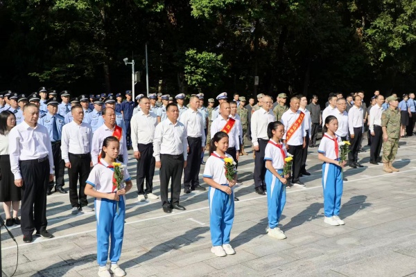 9月30日我市在烈士陵园举行2025年“9&middot;30”烈士公祭活动暨向烈士纪念碑敬献花篮仪式.jpg
